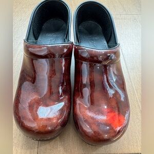 Dansko clogs. Color: shiny brown. Size:40